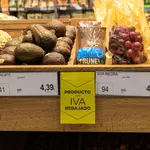 Cartel anunciando la rebaja del IVA en un supermercado