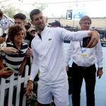 Djokovic, que ha tenido un caluroso recibimiento en su regreso a Australia, se hace un selfie con unos aficionados