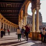 Turistas recorriendo y admirando la Plaza de España de Sevilla
