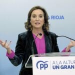 La secretaria general del PP, Cuca Gamarra, participa en un acto público para apoyar al candidato del PP a la Alcaldía de Logroño, Conrado Escobar, este martes en el Ayuntamiento de Logroño.