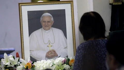 Un devoto en la Iglesia Kalawar de Bangkok (Tailandia)