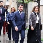 El presidente de la Generalitat, Pere Aragonès, junto a la consellera Laura Vilagrà y otros consellers antes del Consell Executiu.