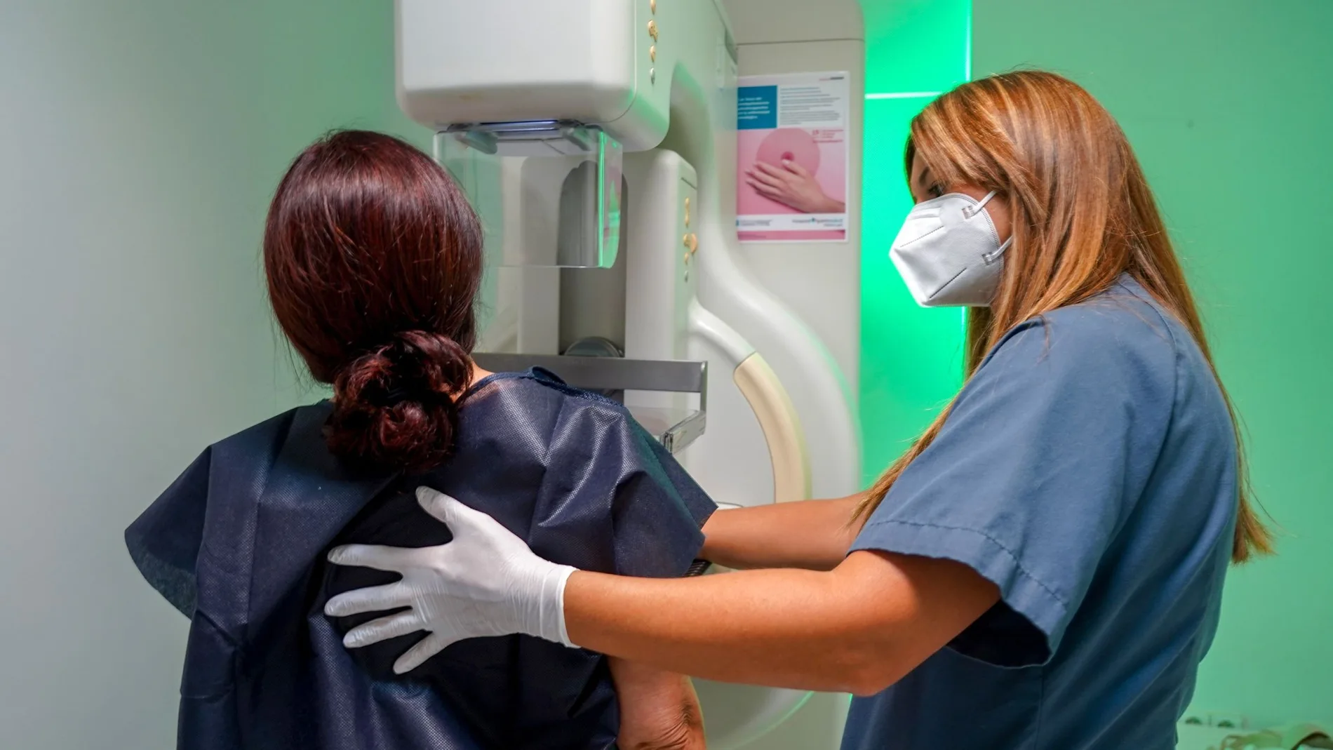 Una mujer con ayuda de una enfermera se hace una mamografía gratuita en Quirónsalud Infanta Luisa por el Día Internacional del Cáncer de Mama