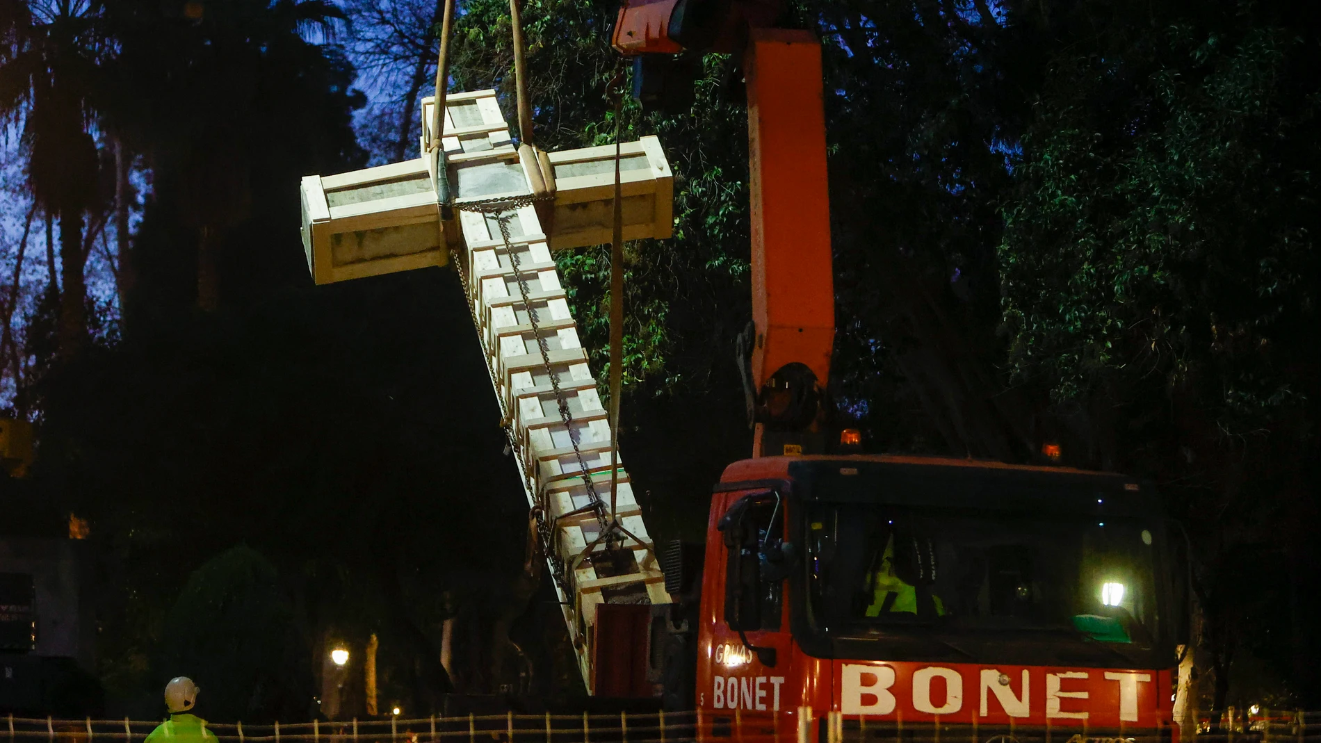 Retirada del que fue monumento a los Caídos del parque Ribalta en Castellón, esta tarde