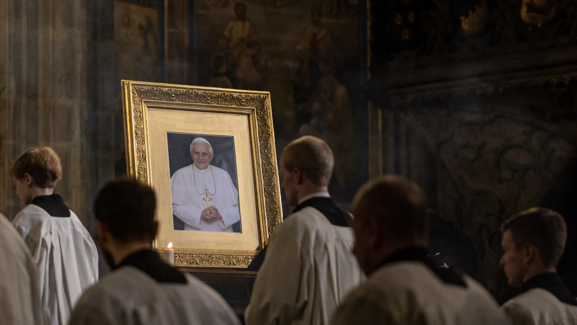 Un retrato de Benedicto preside en velatorio