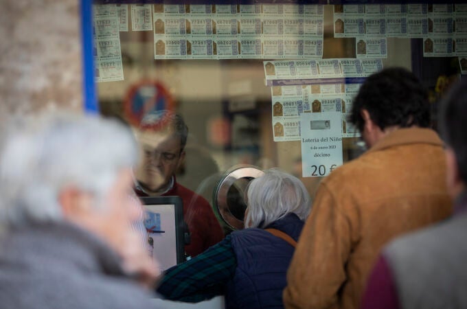 Varias personas hacen cola para comprar lotería para el Sorteo Extraordinario del Niño