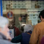 Varias personas hacen cola para comprar lotería para el Sorteo Extraordinario del Niño