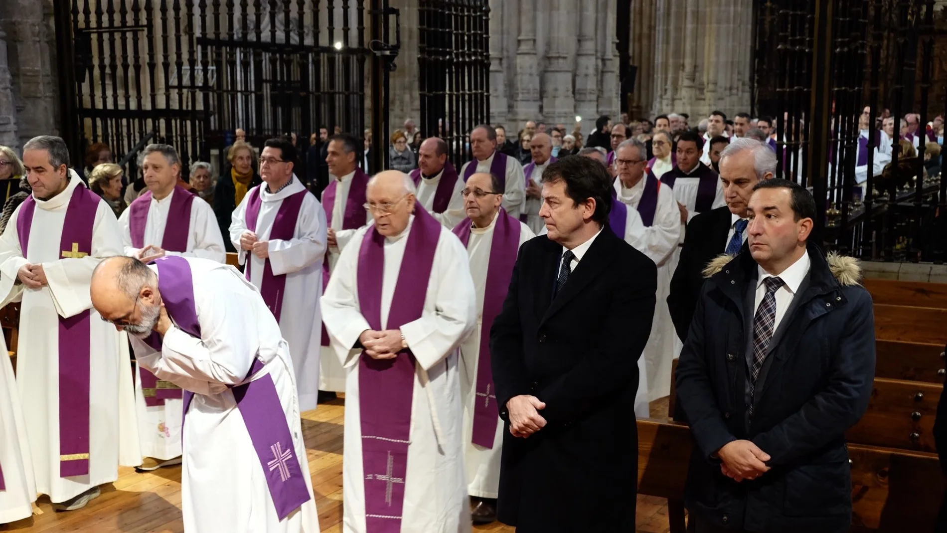 El presidente de la Junta, Alfonso Fernández Mañueco, asiste a la misa funeral por Benedicto XVI presidida por el obispo José Luis Retana en la Catedral Nueva de Salamanca
