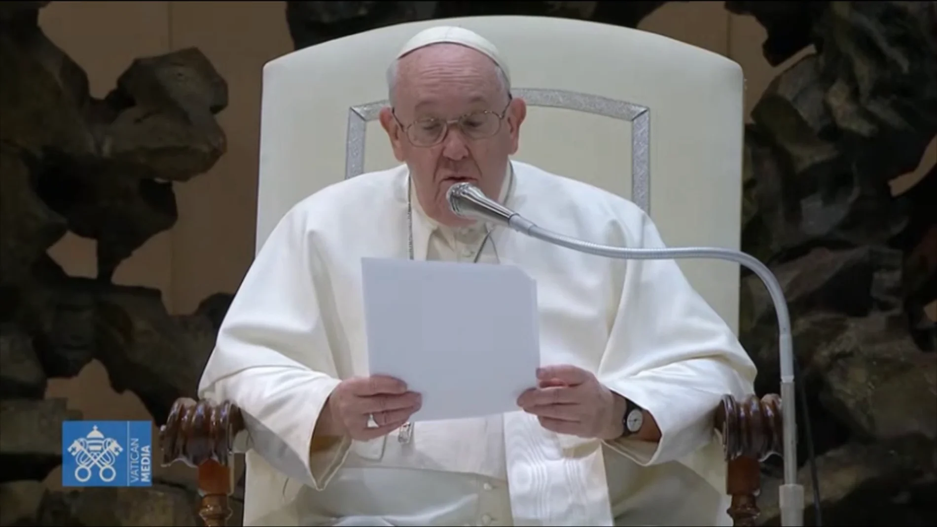 El Papa: “Quisiera que nos uniéramos a quienes, aquí a nuestro lado, rinden homenaje a Benedicto XVI”