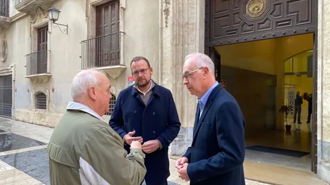 El concejal Antonio Navarro, en la puerta de la CHS