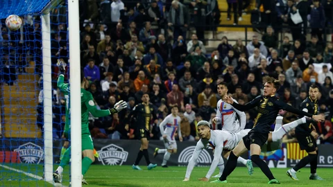 El cabezazo con el que Araujo adelantó al Barcelona en Copa ante el Intercity