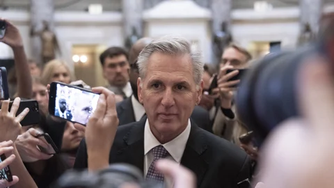 El representante Kevin McCarthy, republicano de California, está rodeado de periodistas mientras camina hacia la Cámara de Representantes