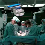 Un equipo de profesionales sanitarios practica una cesárea