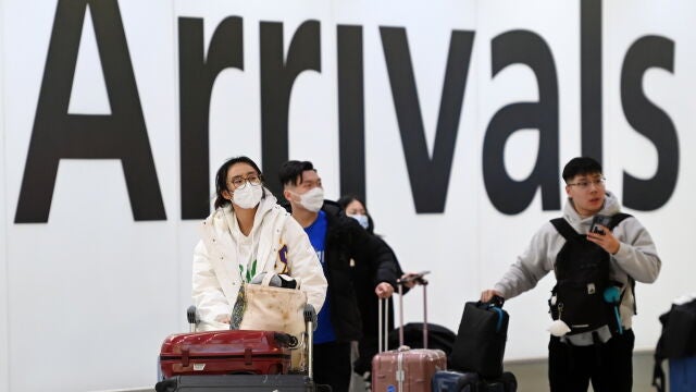 Viajeros procedentes de China llegan al aeropuerto londinense de Heathrow