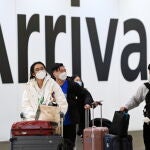 Viajeros procedentes de China llegan al aeropuerto londinense de Heathrow