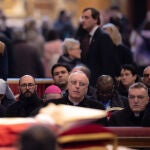 Lydia Jiménez, ayer, en oración ante el cuerpo sin vida de Benedicto