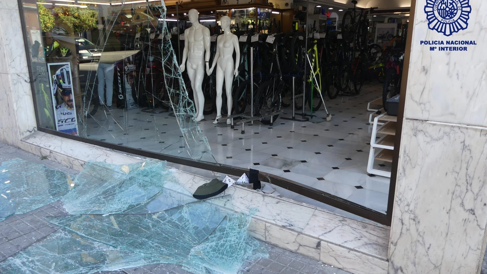Imagen de la tienda afectada por el robo en Huelva capital