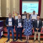 La presidenta de la Diputación de Palencia, Ángeles Armisén, junto a los reconocidos
