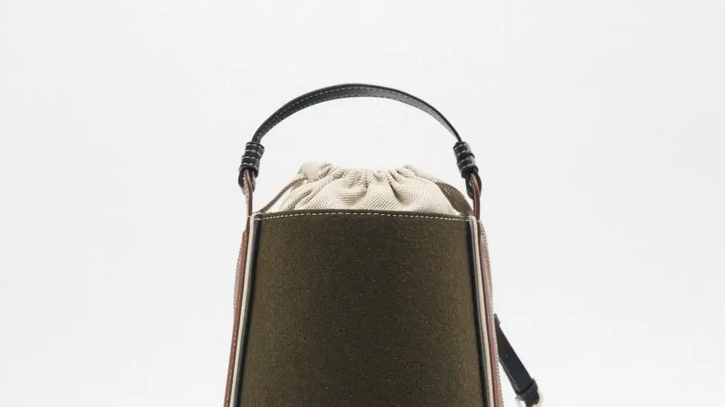 Bolso bandolera tejido, de Zara