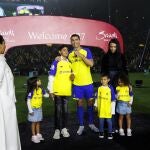 Cristiano Ronaldo junto a su familia en la presentación como nuevo jugador del Al Nassr de Arabia Saudí