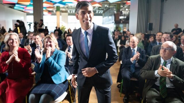 El primer ministro británico Rishi Sunak llega al auditorio para dar su discurso más importante en política doméstica