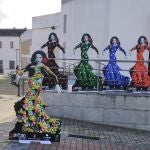 Imágenes de 'La Faraona' colocadas a las puertas del futuro Museo de Lola Flores durante la presentación del proyecto en Jerez de la Frontera (Cádiz)