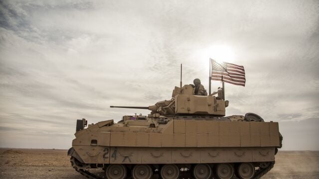 Soldados estadounidenses a bordo de un vehículo de infantería Bradley en la guerra de Siria