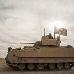 Soldados estadounidenses a bordo de un vehículo de infantería Bradley en la guerra de Siria
