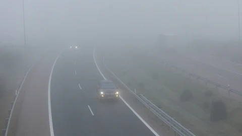Niebla espesa en una carretera de Castilla y León