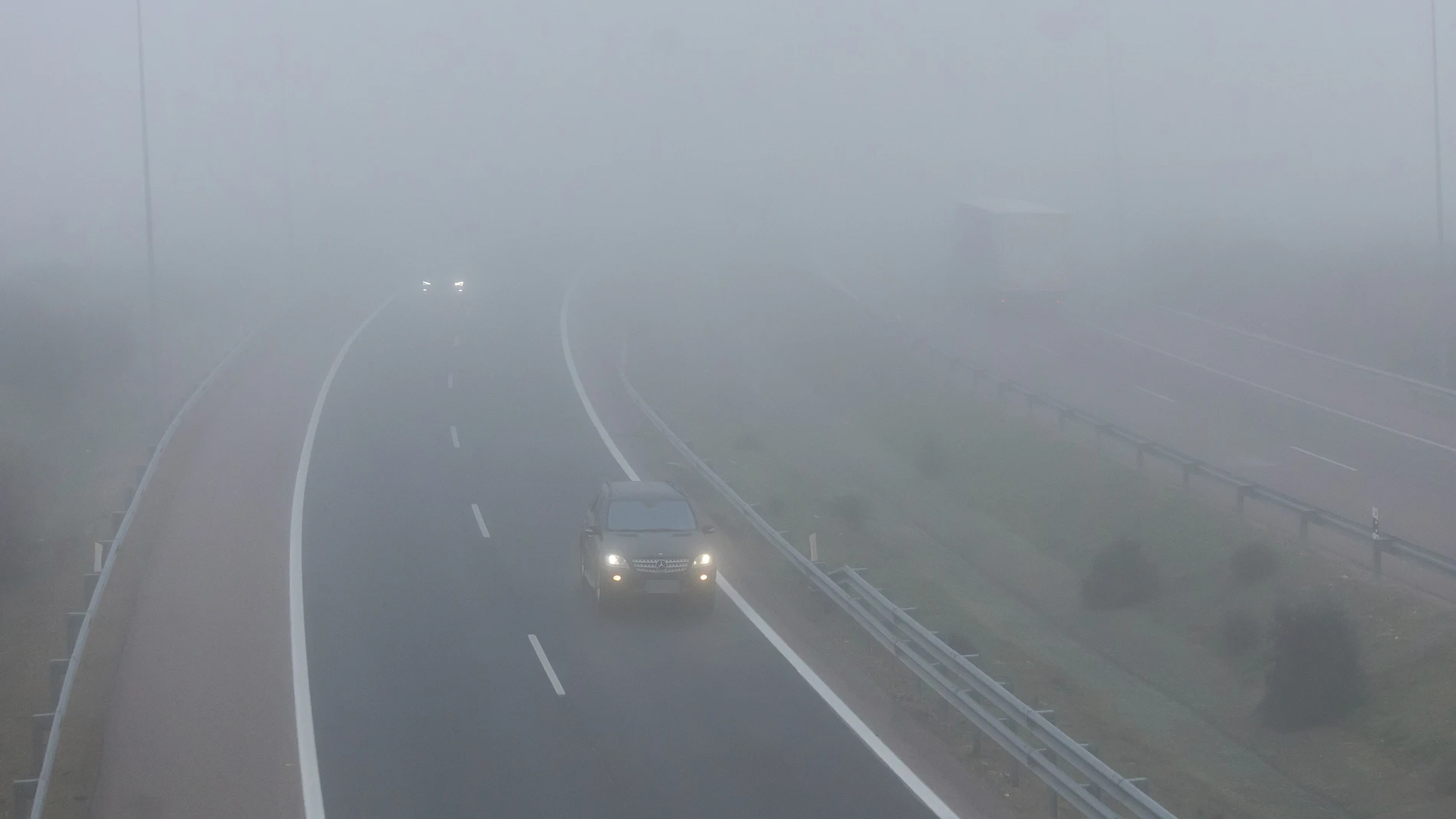 Niebla espesa en una carretera de Castilla y León