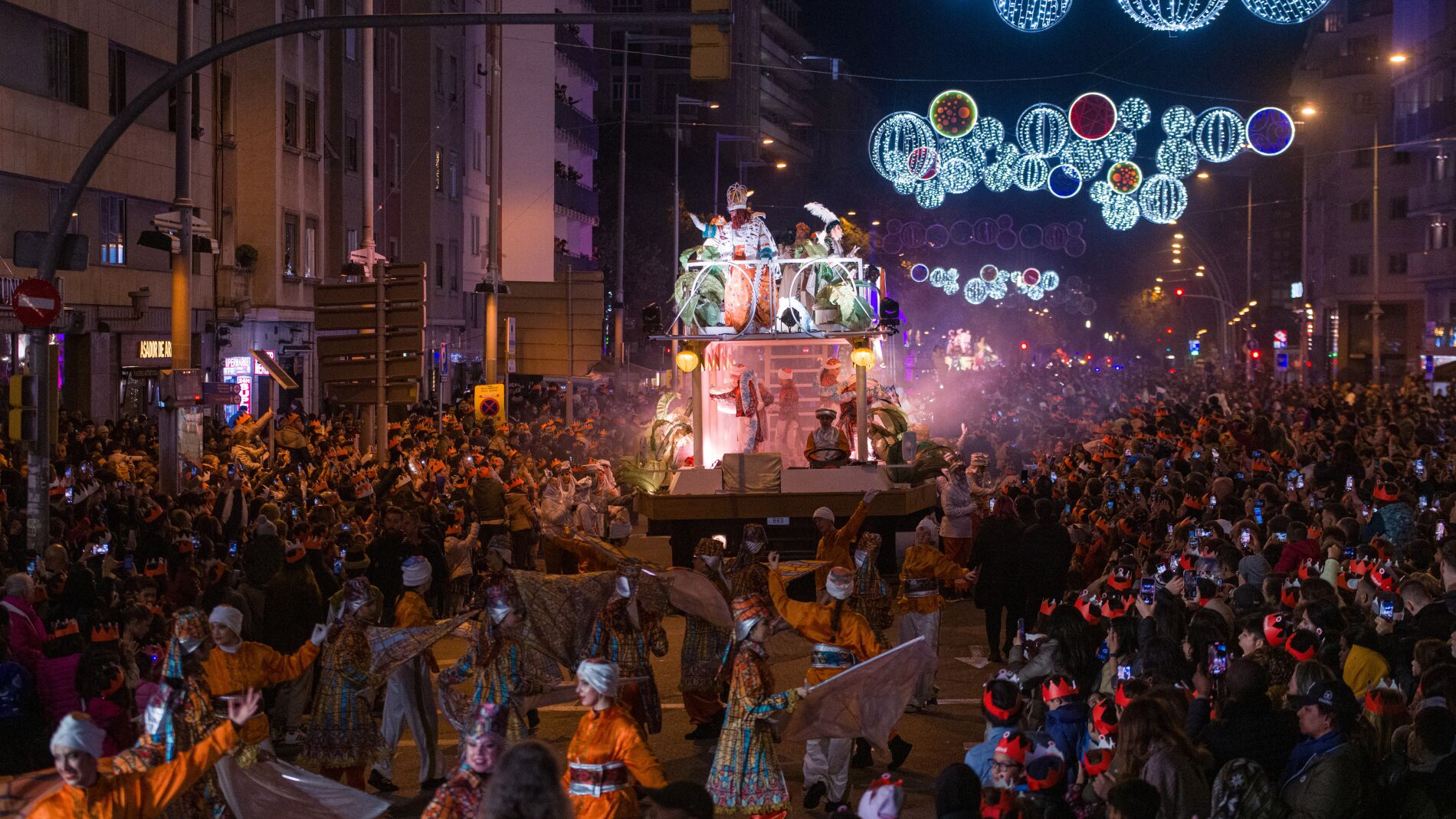 Gaspar y Baltasar estrellas de la Cabalgata de Reyes en Barcelona