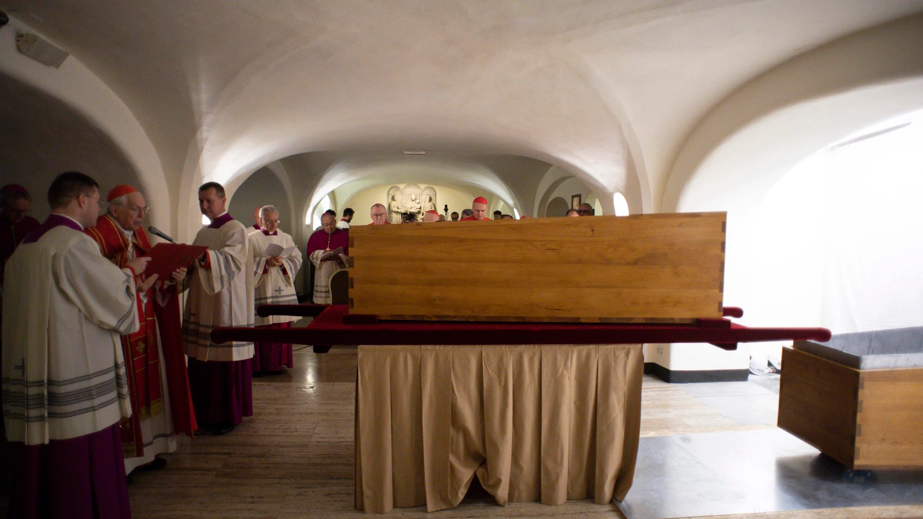 Benedicto XVI fue enterrado ayer en El Vaticano