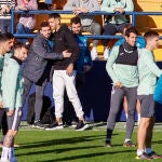El guardameta argentino del Villarreal Gero Rulli despidiéndose de sus compañeros.EFE/ Domenech Castelló