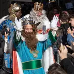 Los Reyes Magos de Oriente Melchor, Gaspar y Baltasar, a su llegada este jueves a la ciudad de Murcia donde han entregado regalos a los niños