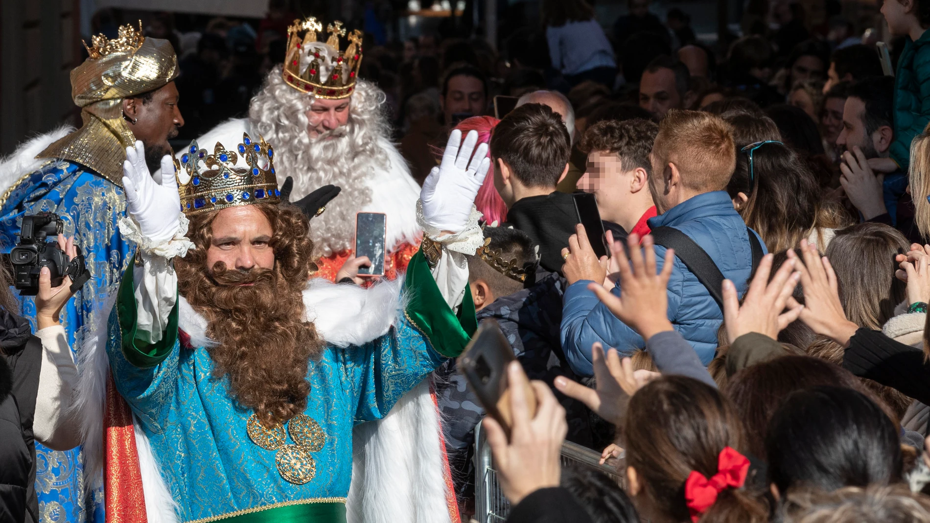 Los Reyes Magos de Oriente Melchor, Gaspar y Baltasar, a su llegada este jueves a la ciudad de Murcia donde han entregado regalos a los niños