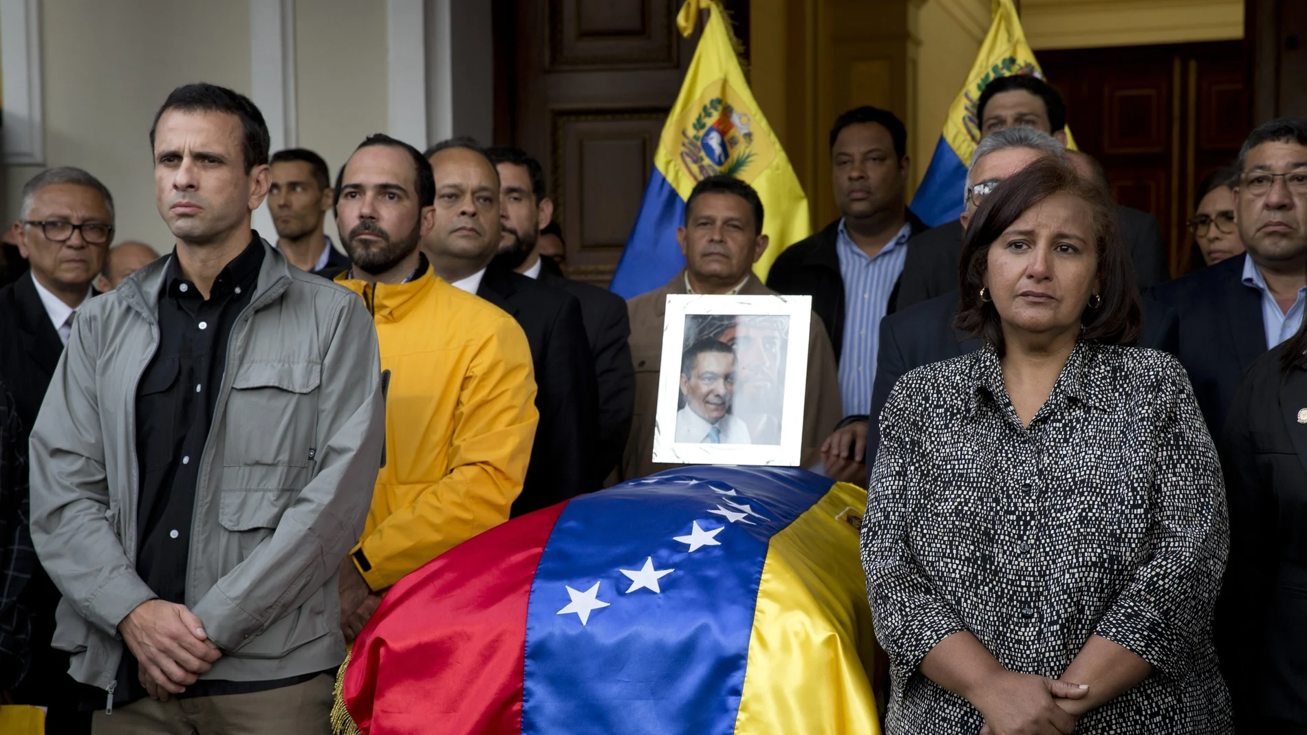La diputada Dinorah Figuera, a la derecha, junto a Henrique Capriles en una vigilia por la muerte de un opositor en la Venezuela de Maduro