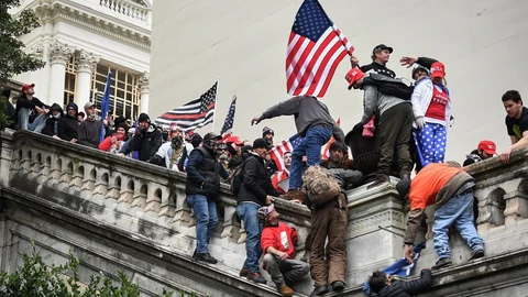 Simpatizantes del expresidente Donald Trump toman el Capitolio el 6 de enero de 2021