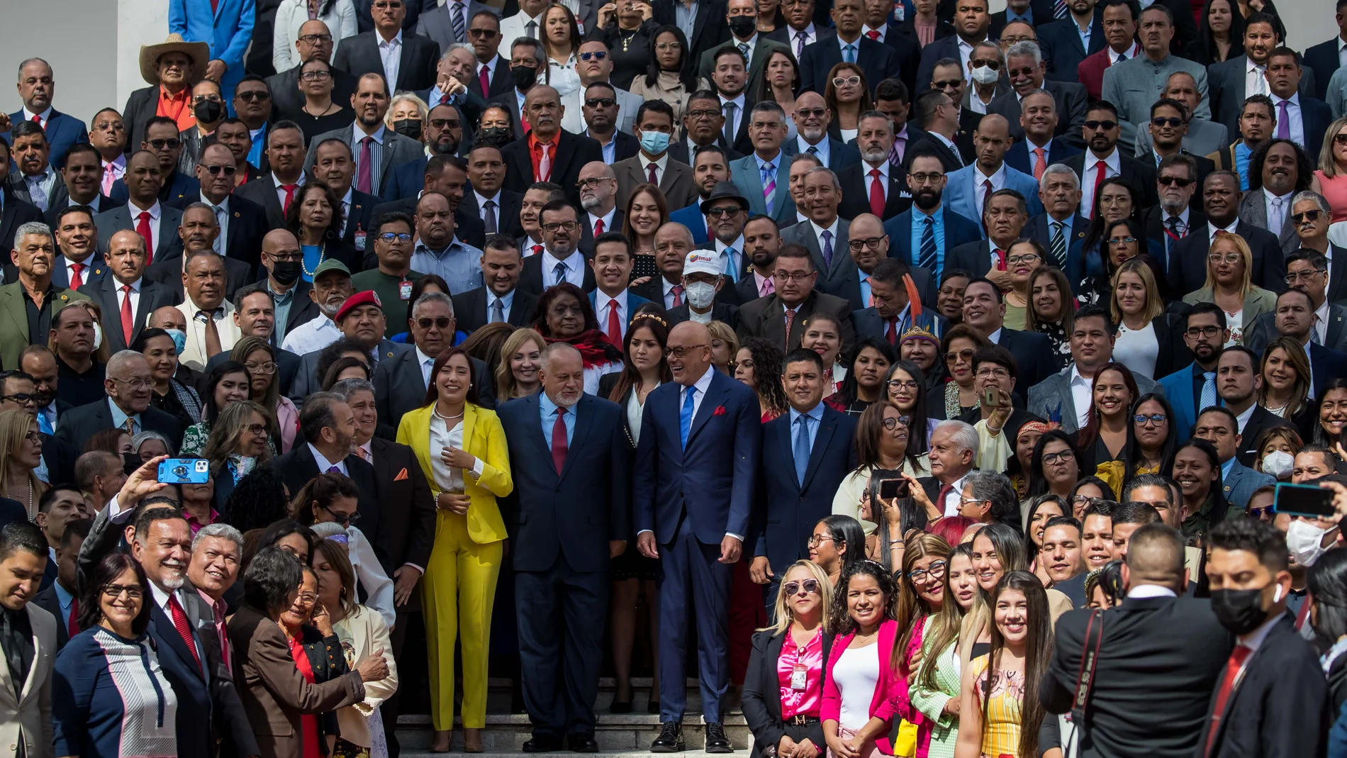América Pérez (amarillo), segunda vicepresidenta de la Asamblea; el diputado Diosdado Cabello (c-i); el presidente de la Asamblea, Jorge Rodríguez (c), y el primer vicepresidente de la Asamblea, Pedro Infante (c-d), entre otros, participan en la inauguración del Parlamento controlado por Maduro