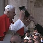 “Al ponerse el tricornio, Benedicto XVI bendijo a las víctimas, tan maltratadas por la Iglesia vasca”