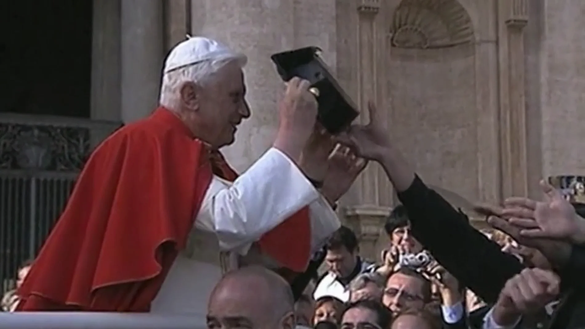 “Al ponerse el tricornio, Benedicto XVI bendijo a las víctimas, tan maltratadas por la Iglesia vasca”
