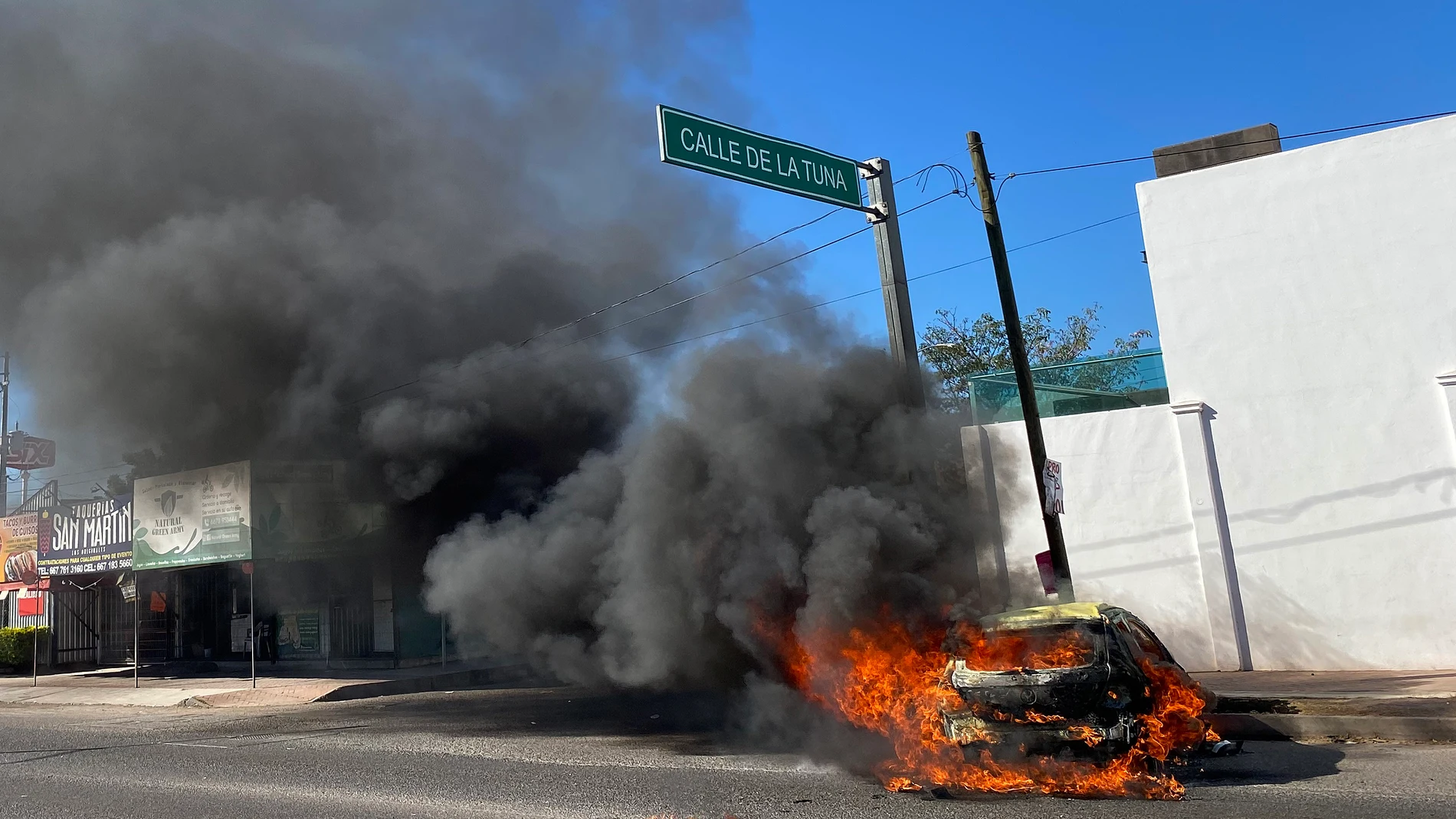 Vista de un vehículo calcinado hoy tras los enfrentamientos de fuerzas federales con grupos armados, en la ciudad de Culiacán, estado de Sinaloa (México).