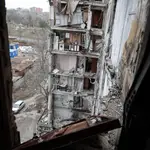 Vista de un edificio de apartamentos, dañado durante un intenso combate, en Mariupol, en la región de Donetsk controlada por Rusia