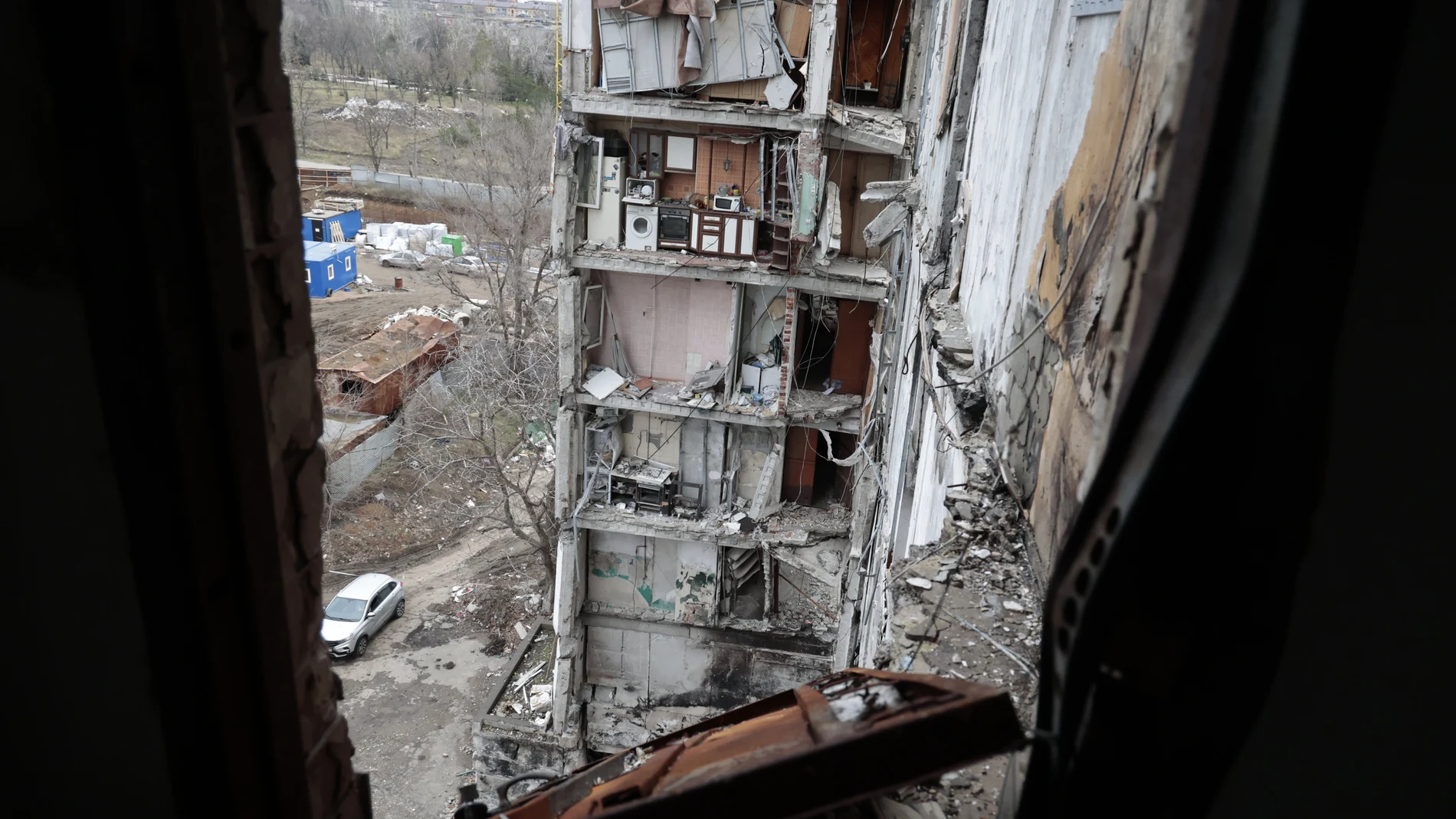 Vista de un edificio de apartamentos, dañado durante un intenso combate, en Mariupol, en la región de Donetsk controlada por Rusia