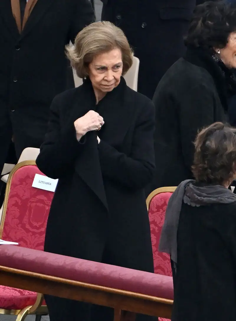 La Reina Sofía durante el funeral de Papa Benedicto XVI con un abrigo negro de paño en Roma
