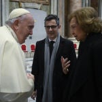 Francisco recibe en audiencia a la emérita, Sofía, y al ministro de la Presidencia, Relaciones con las Cortes y Memoria Democrática, Félix Bolaños, quienes asistieron este jueves en el Vaticano a la misa funeral por el papa emérito, Benedicto XVI
