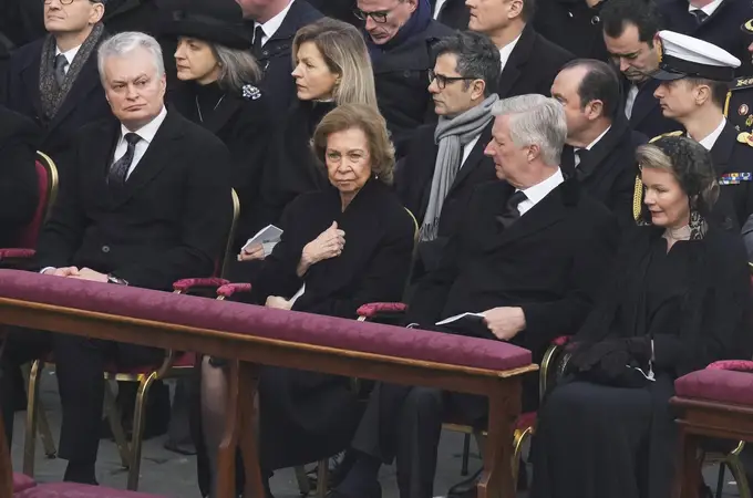 La Reina Sofía se despide de Benedicto XVI en Roma con un discreto estilismo protagonizado por un abrigo negro de paño 