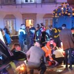 Efectivos del servicio de emergencias atienden a los heridos