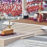 Alrededor de 400 obispos y unos 4.000 sacerdotes –todos vestidos con sus paramentos ceremoniales– se reunieron ayer en una blindada plaza de San Pedro de El Vaticano para asistir al funeral del papa Benedicto XVI, presidido por el papa reinante, Francisco