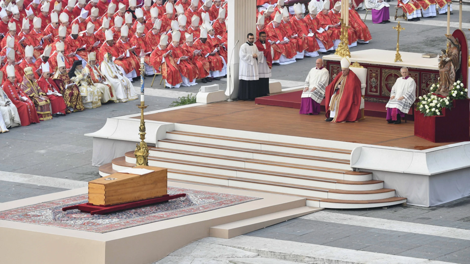 Alrededor de 400 obispos y unos 4.000 sacerdotes –todos vestidos con sus paramentos ceremoniales– se reunieron ayer en una blindada plaza de San Pedro de El Vaticano para asistir al funeral del papa Benedicto XVI, presidido por el papa reinante, Francisco