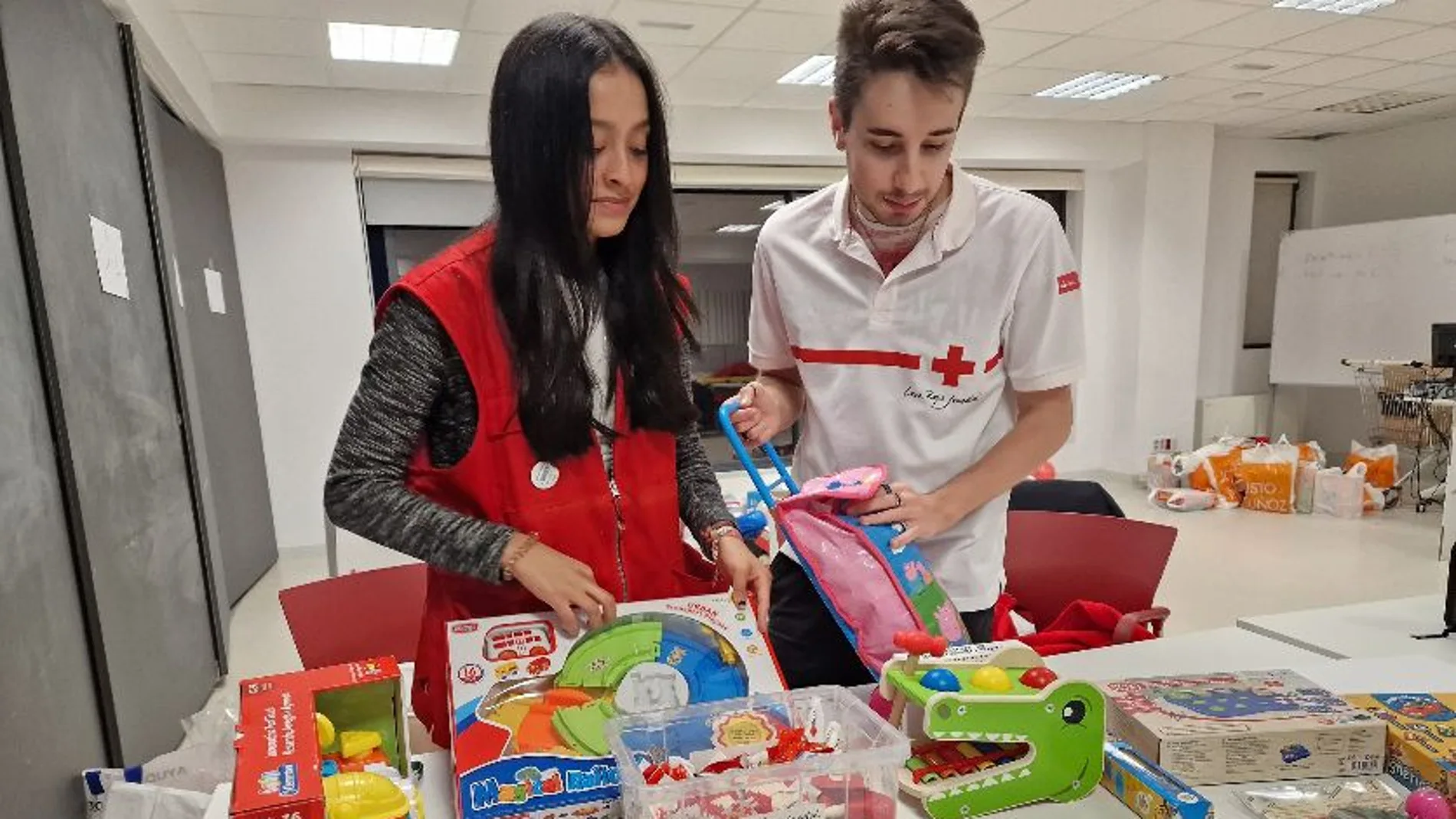 Cruz Roja entrega juguetes a un millar de niños de la provincia de Valladolid